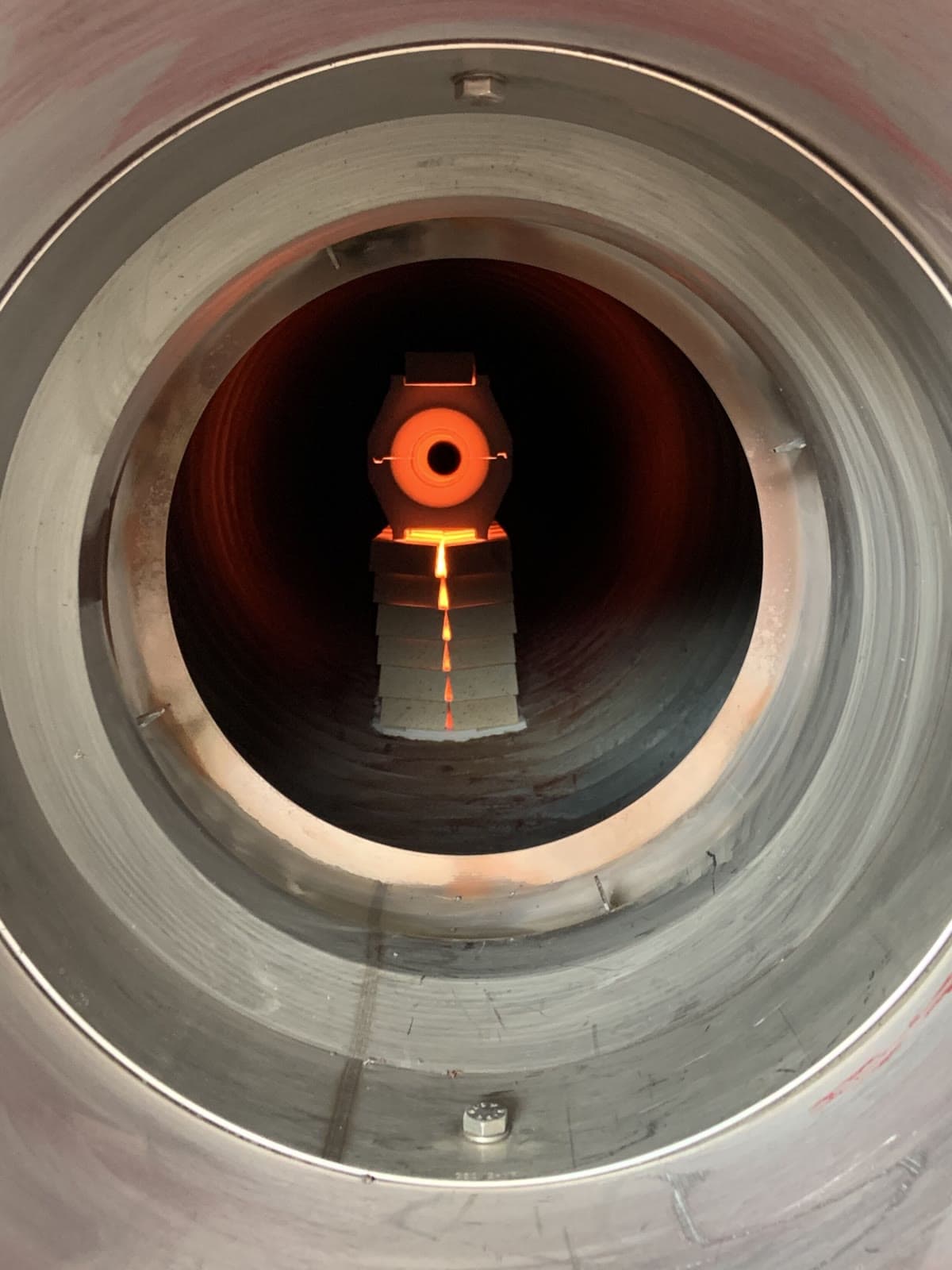 Im Betrieb: glühende Keramik speichert die Wärme