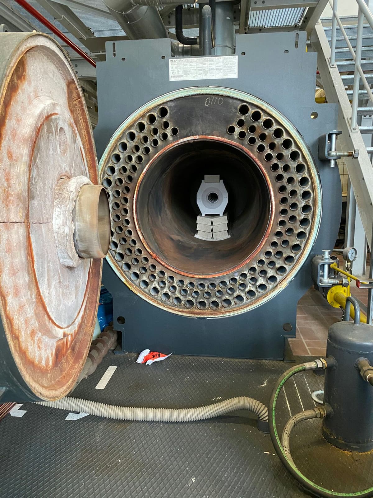 Geöffneter Großkessel vor dem Einbau
